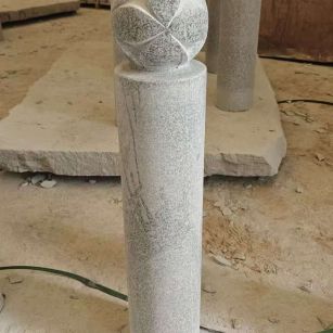 保定 芝麻白花岗岩石材挡车石柱、停车柱、圆柱挡车柱、方柱挡车柱等