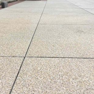 保定 黄金麻花岗岩石板材荔枝面地面铺装效果