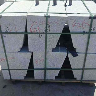 保定 芝麻白异形坐凳，石凳