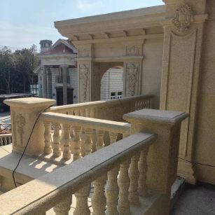 保定 黄金麻别墅外墙干挂雕花配合阳台栏杆花瓶柱