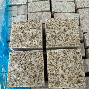 保定 黄金麻花岗岩自然面小方块，弹石，马蹄石等