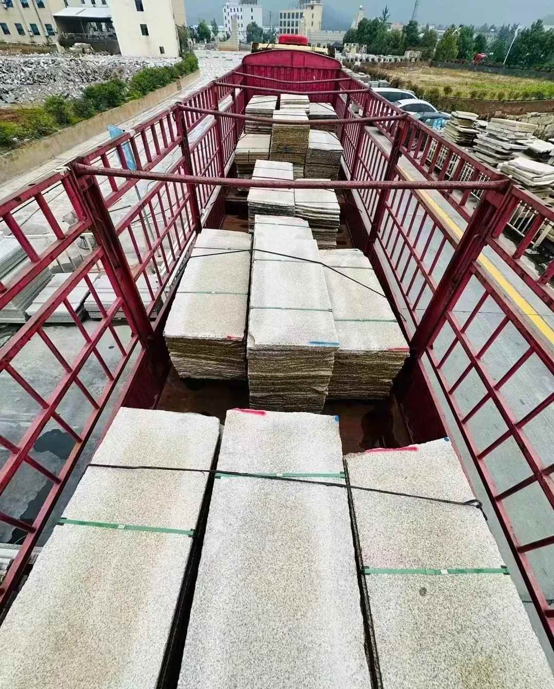 保定 黄金麻花岗岩荔枝面，光面毛板装车完成