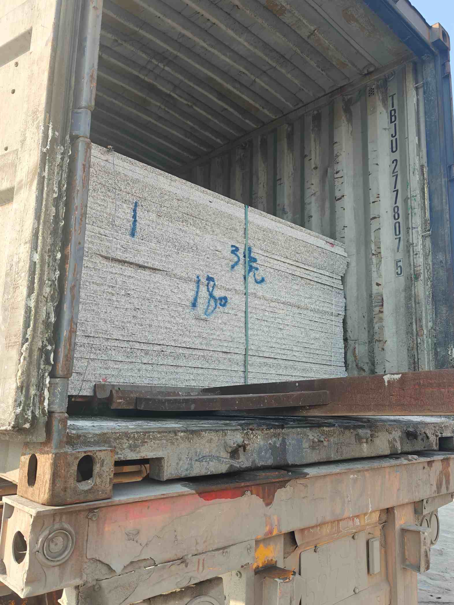 保定 芝麻白花岗岩石材3.0公分光面毛板装柜出货