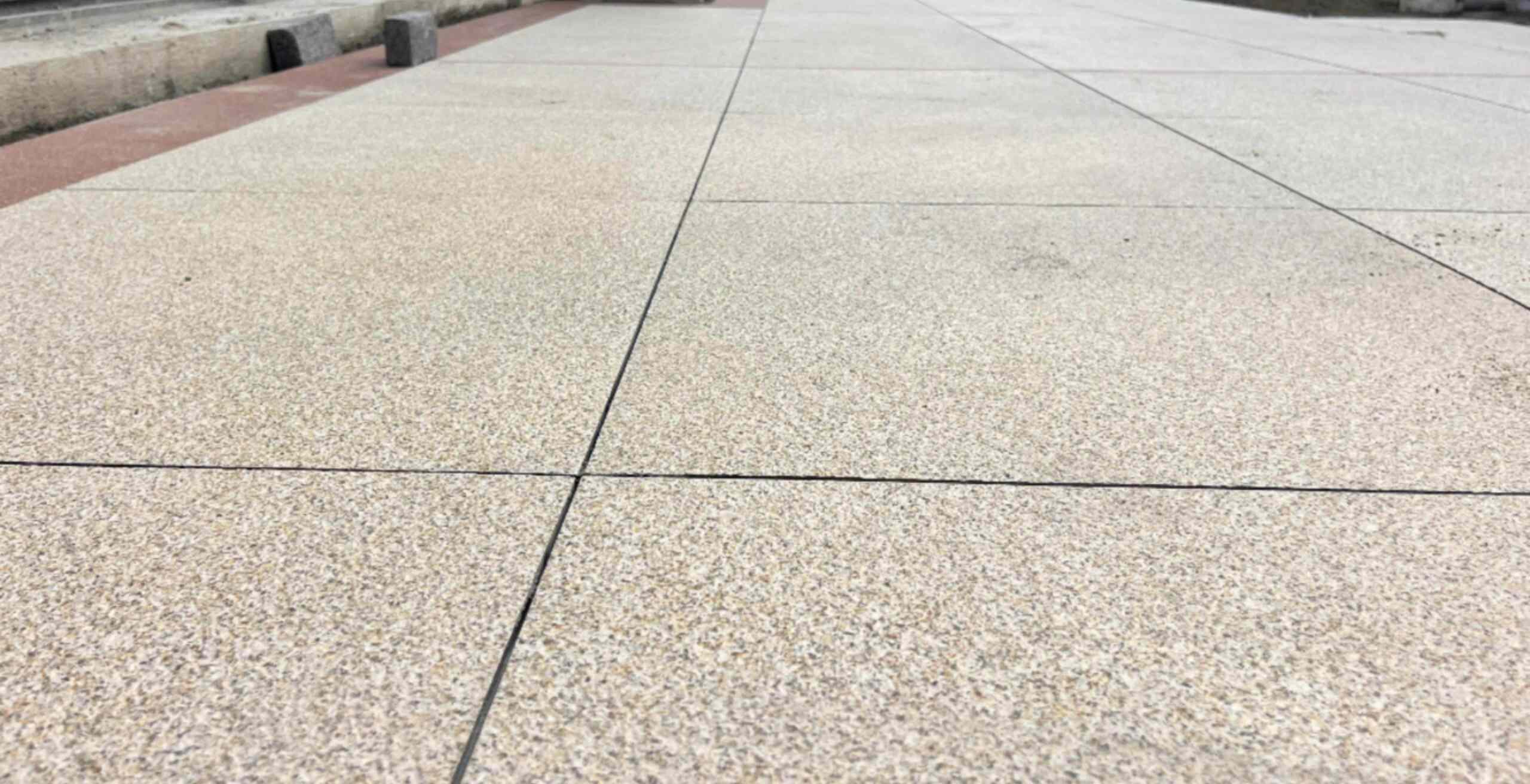 保定 黄金麻花岗岩石板材荔枝面地面铺装效果