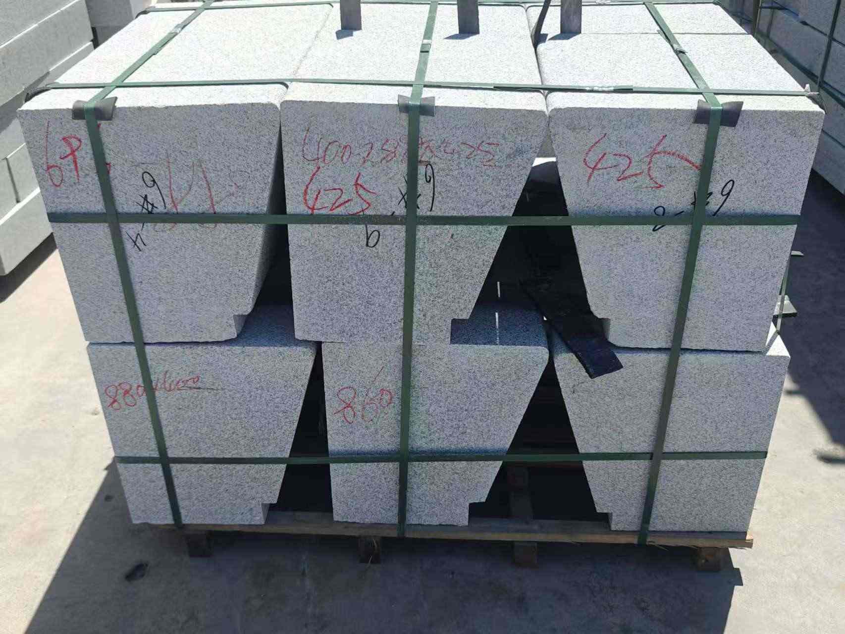 保定 芝麻白异形坐凳，石凳