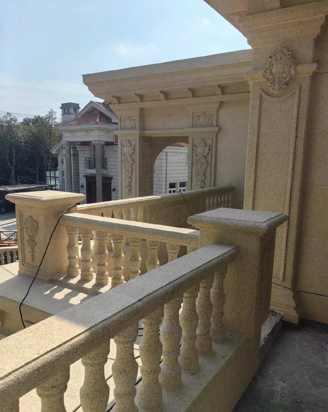 保定 黄金麻别墅外墙干挂雕花配合阳台栏杆花瓶柱