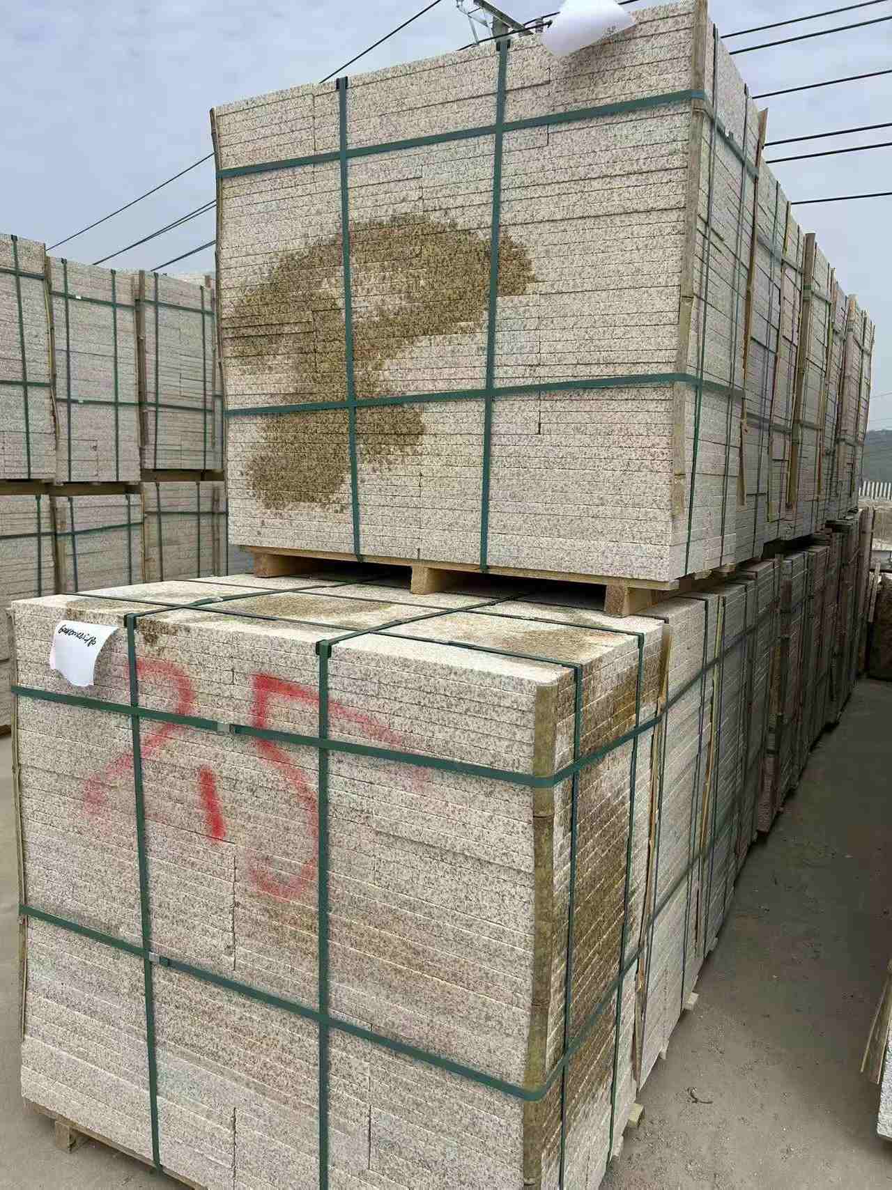 保定 黄金麻花岗岩石材荔枝面地铺石2.5*300*600