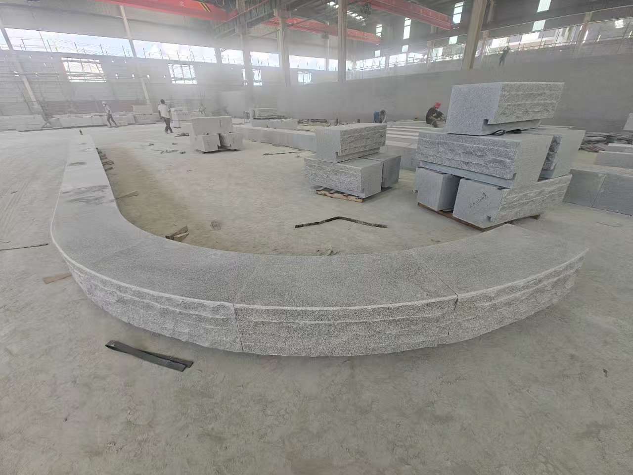 保定 芝麻白异形坐凳，自然面光面弧形加工