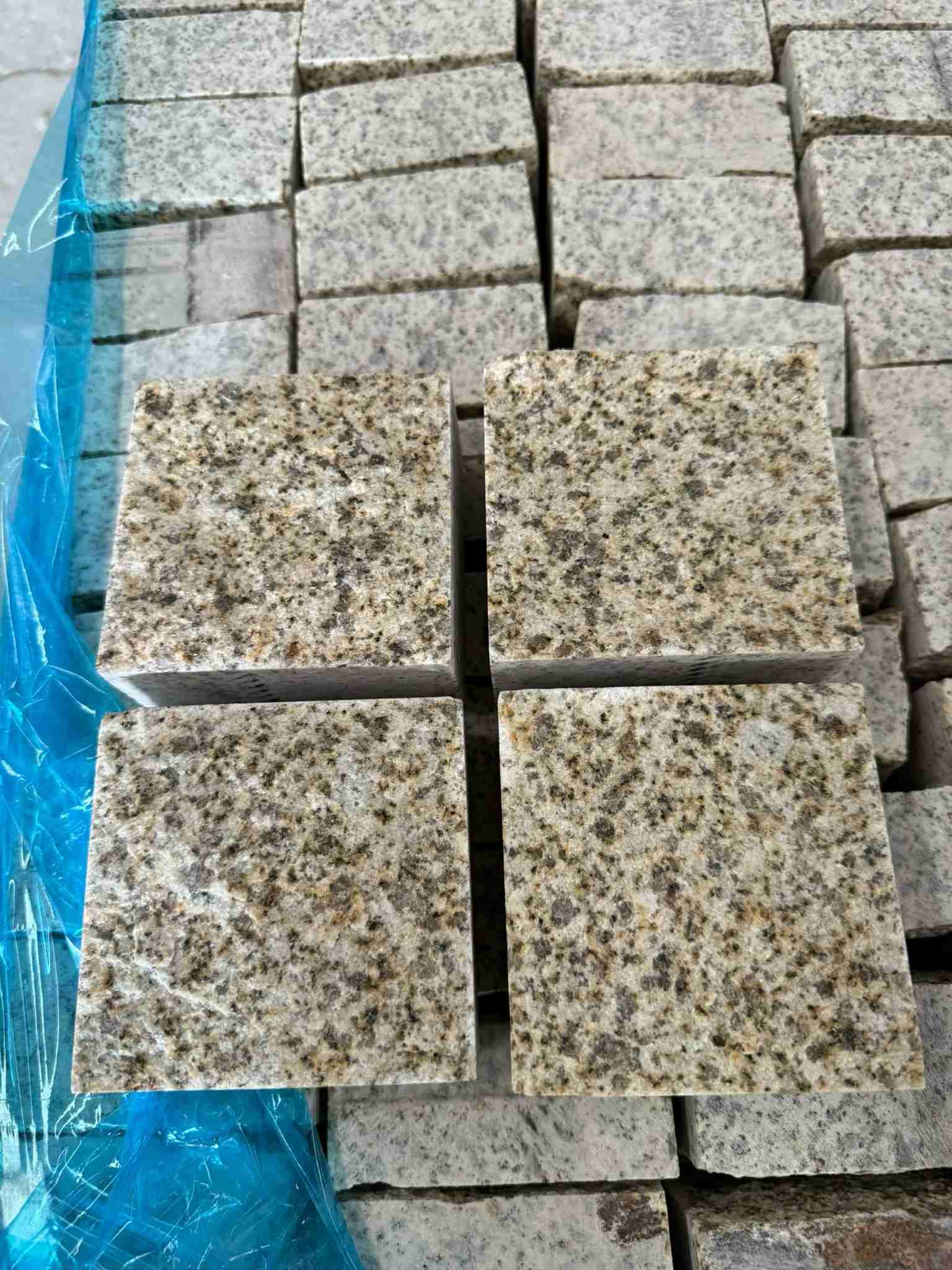 保定 黄金麻花岗岩自然面小方块，弹石，马蹄石等