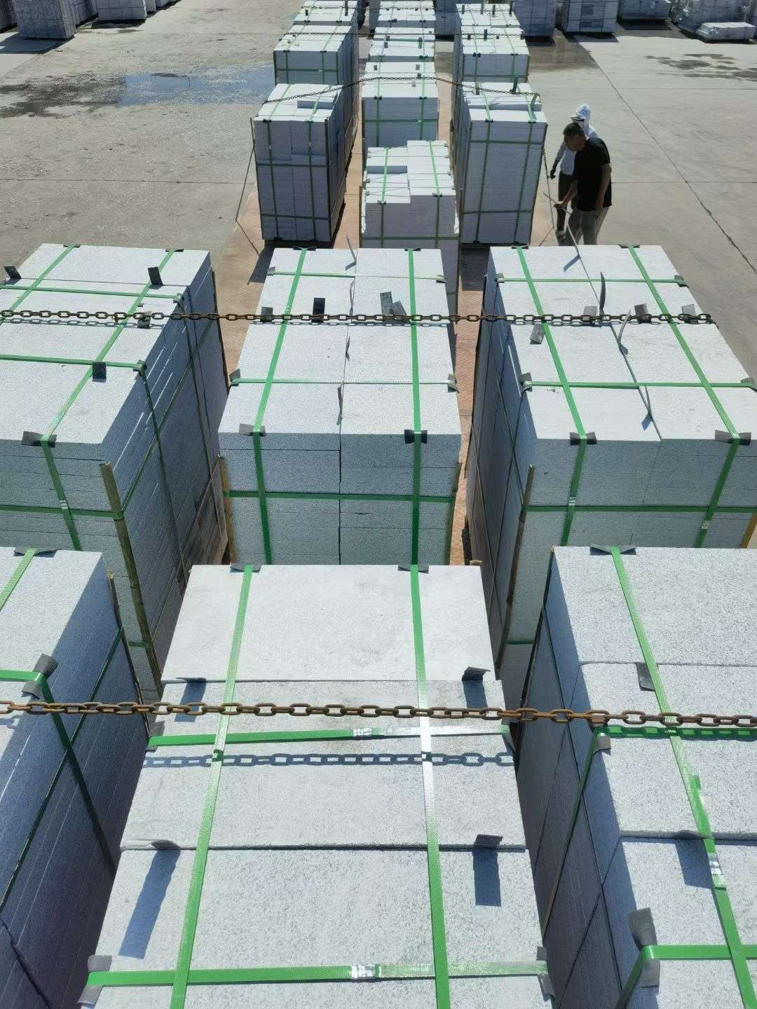 保定 芝麻白花岗岩5公分地铺石 花岗岩厂家工厂装车日常