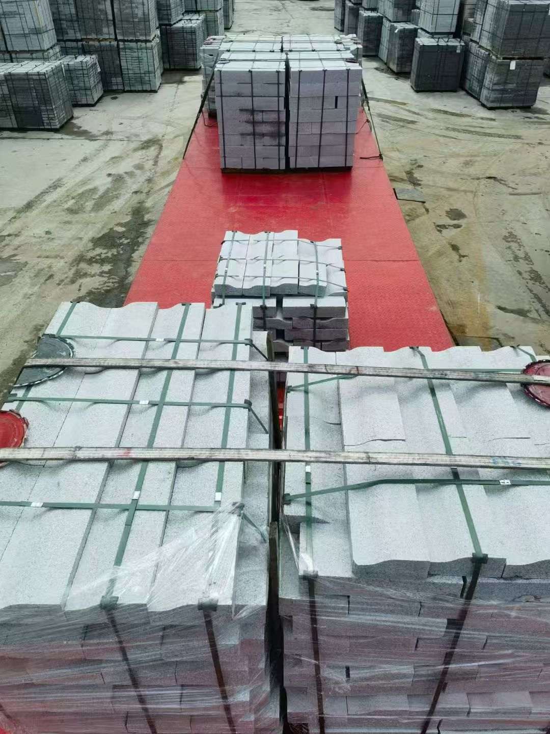 保定 芝麻白仿形加直形路沿石出货日常