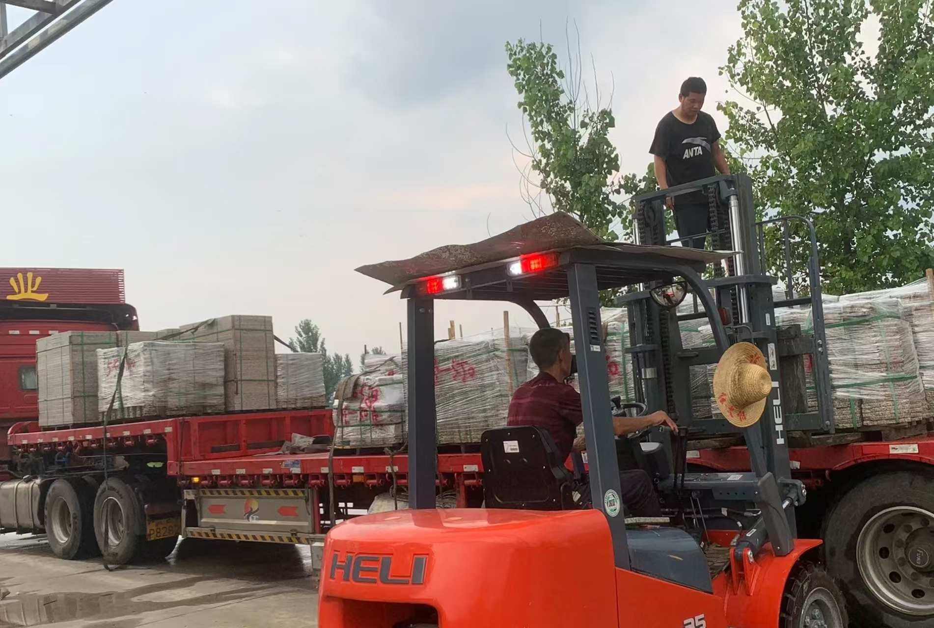 保定 黄金麻冰裂纹，地铺石装车