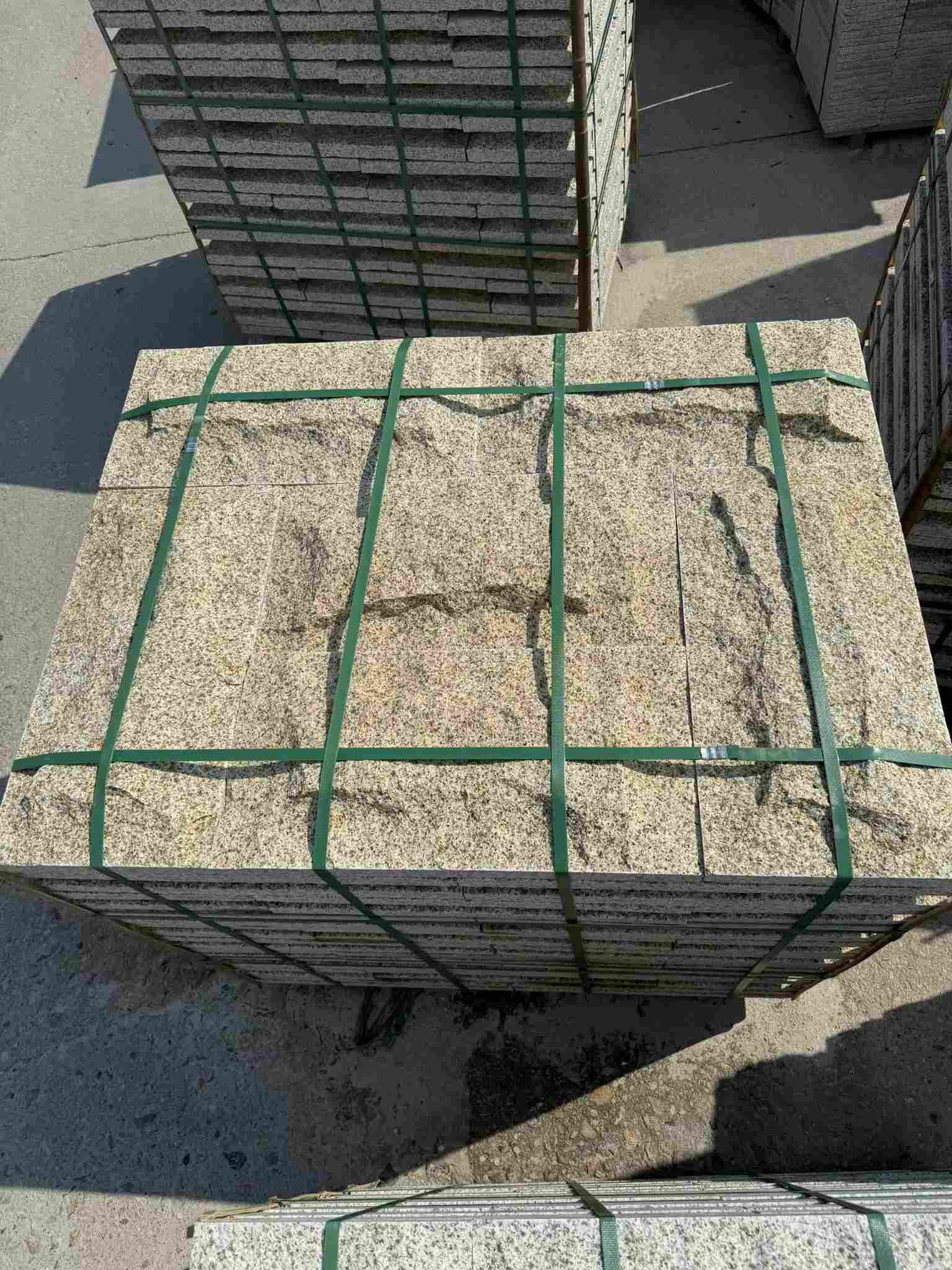 保定 黄金麻花岗岩石材自然面蘑菇石成品