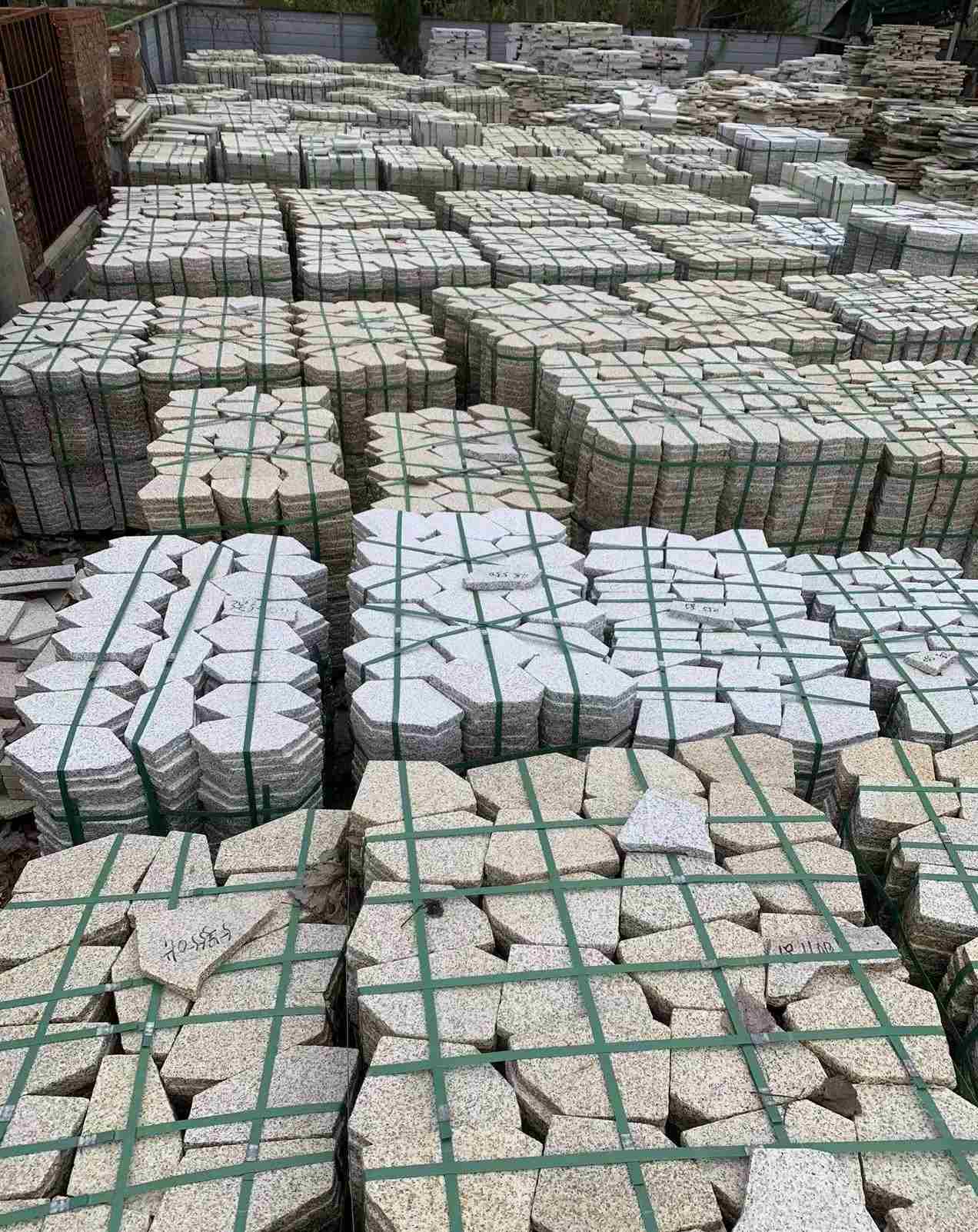 保定 黄金麻白麻花岗岩荔枝面地铺石(冰裂纹)