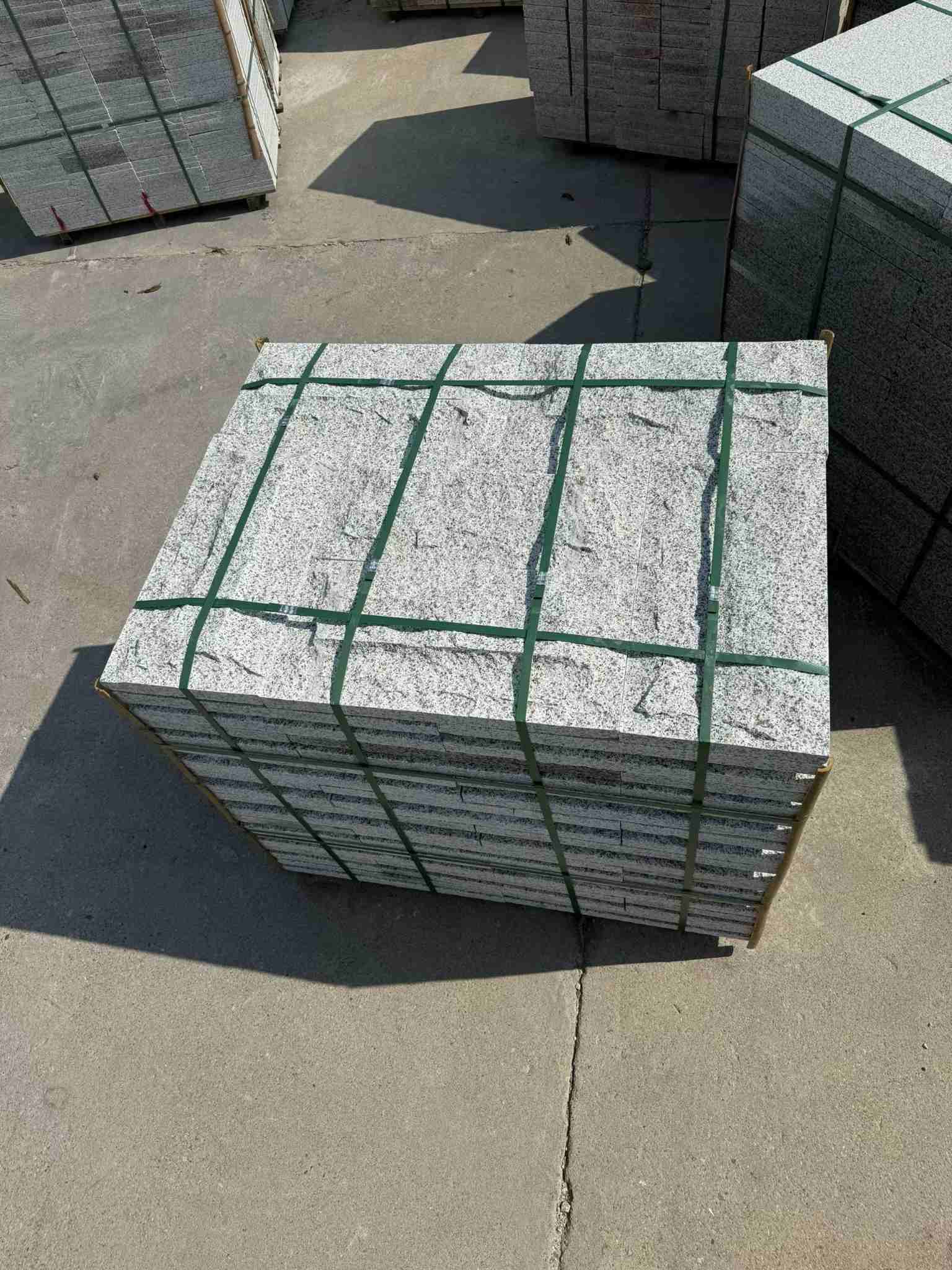 保定 白麻花岗岩石材自然面蘑菇石成品