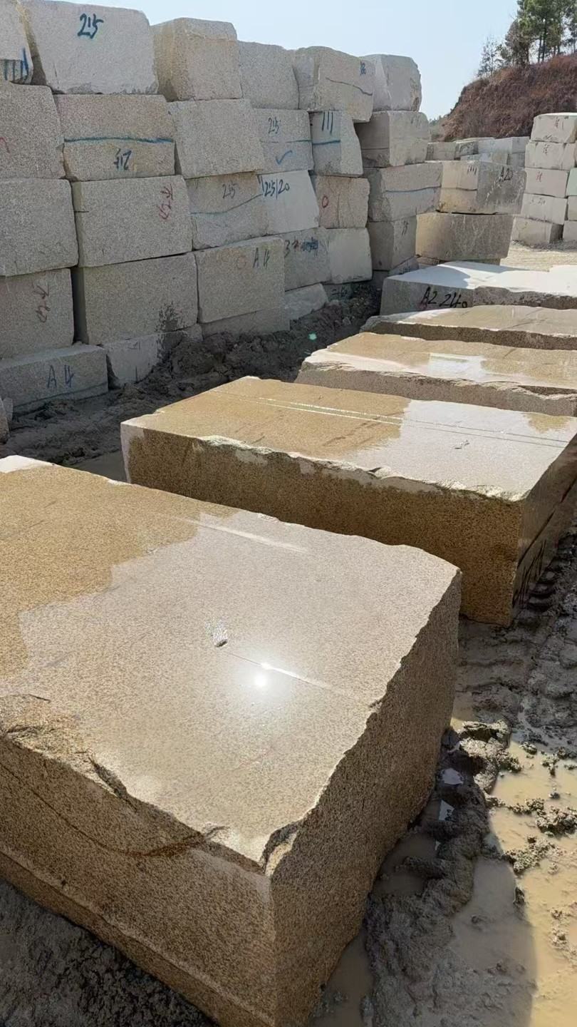 保定 黄金麻方料堆场洗料分选中，原材料充足