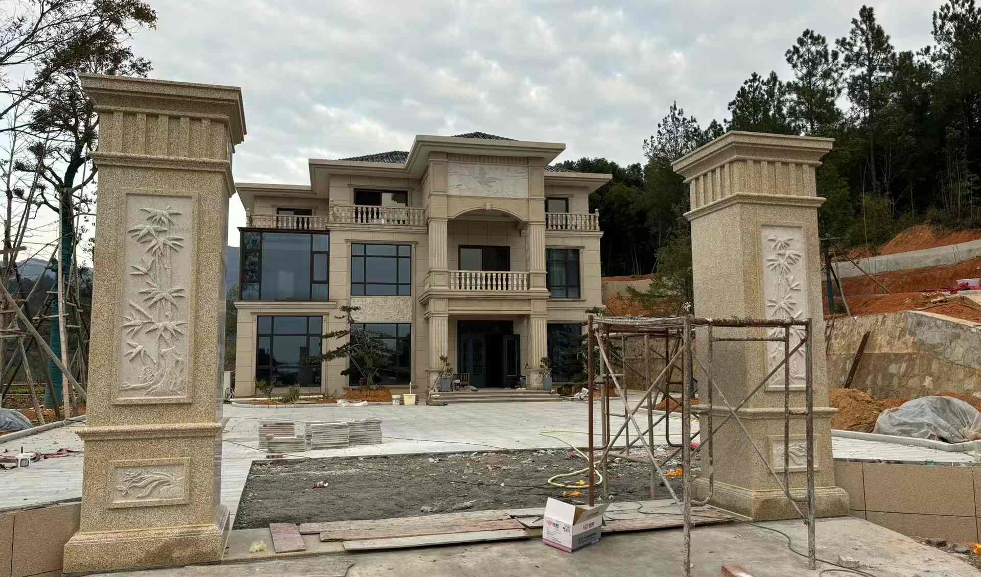 保定 黄金麻花岗岩别墅雕花外墙干挂配上门口雕花罗马柱