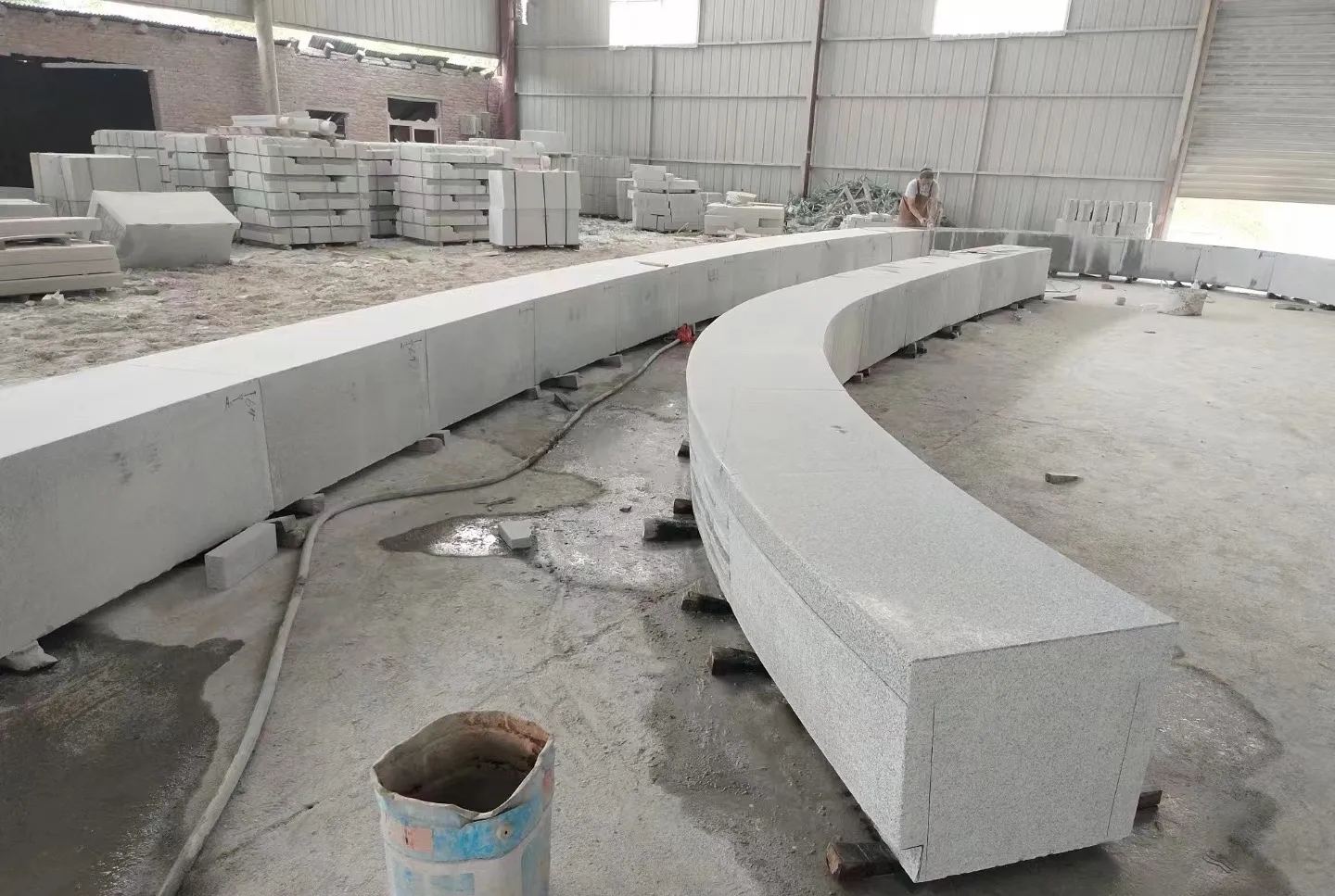 保定芝麻白花岗岩石板材 园林光面弧形坐凳