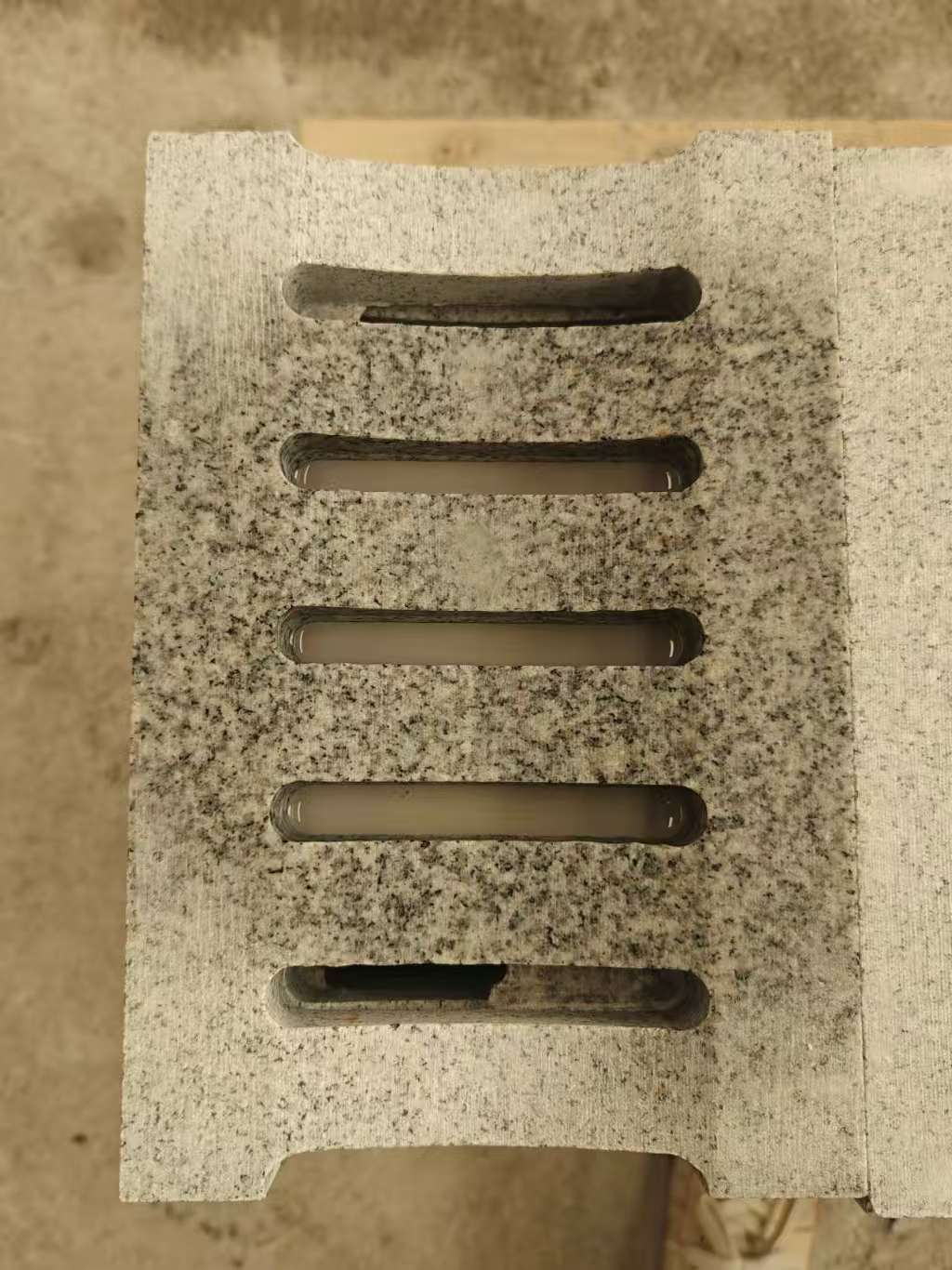 保定 芝麻白拉丝面花岗岩U型开槽排水槽